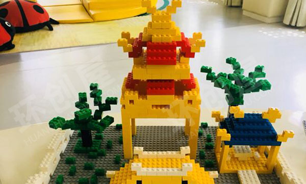 幼儿园建构区乐高老房子环创图片