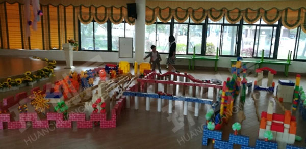 幼儿园建构区废物利用纸箱雪花片围城环创图片