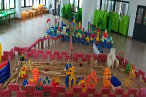 幼儿园建构区废物利用纸箱雪花片围城环创图片5张