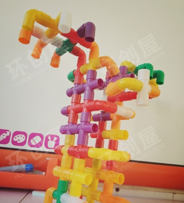 幼儿园建构区小水管拼搭环创图片