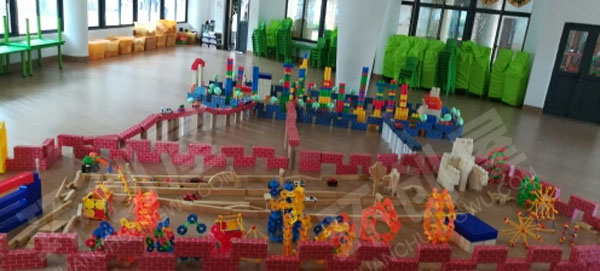 幼儿园建构区废物利用纸箱雪花片围城环创图片