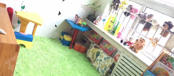 幼儿园阅读区娃娃陪我读书环创图片