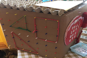 幼儿园科学区纸盒上的线条图形教具环创图片