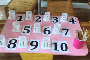 幼儿园科学区纸杯数字对对碰教具环创图片