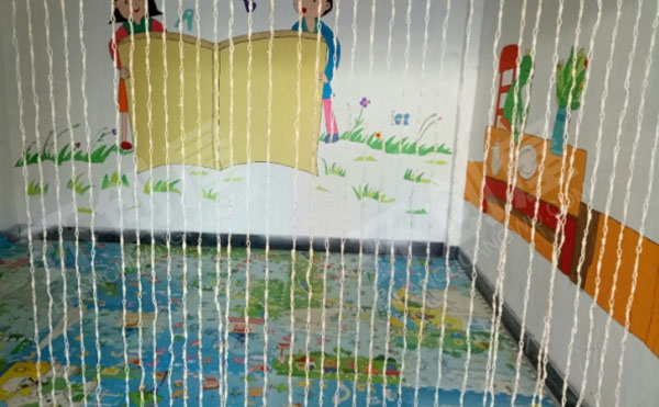 幼儿园阅读区过道里的阅读间环创图片