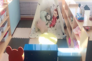 幼儿园阅读区小玩偶读书环创图片2张