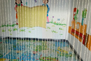 幼儿园阅读区过道里的阅读间环创图片2张