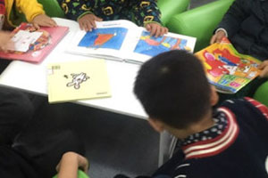 幼儿园阅读区我们一起来读书环创图片