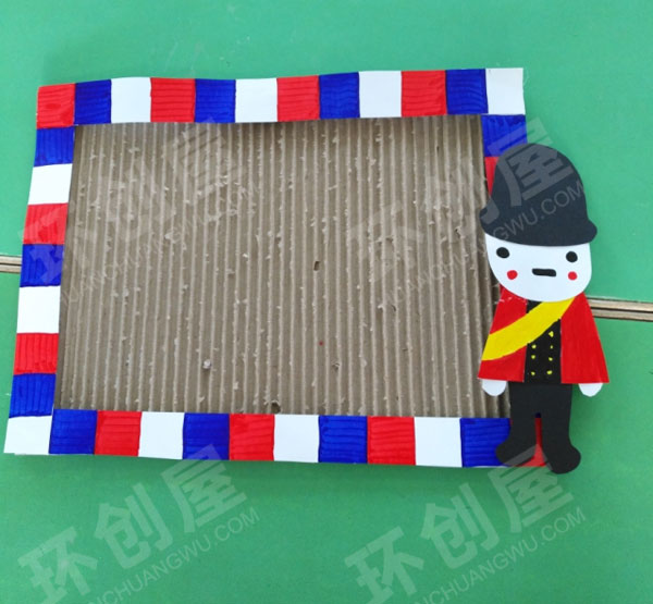幼儿园废物利用墙面布置英伦风环创图片