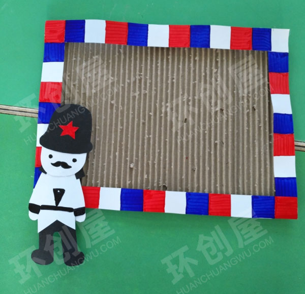 幼儿园废物利用墙面布置英伦风环创图片