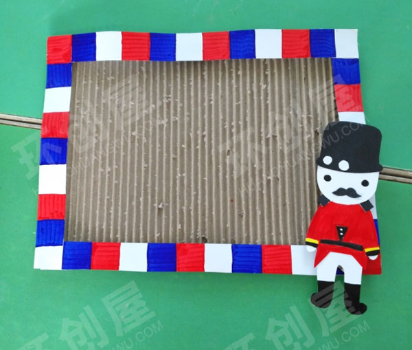 幼儿园废物利用墙面布置英伦风环创图片