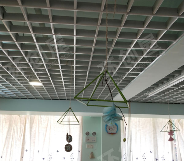 幼儿园废物利用竹筷子搭建吊挂饰环创图片