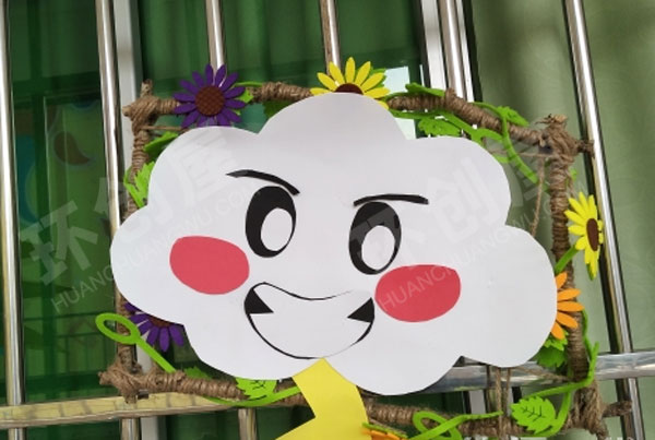 幼儿园海棉纸制作云朵教室窗户环创图片
