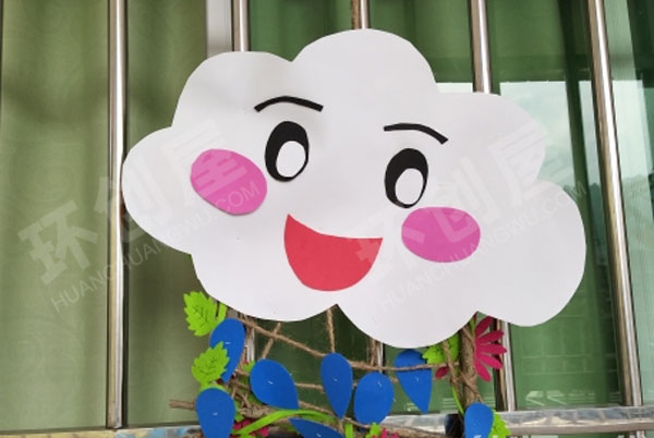 幼儿园海棉纸制作云朵教室窗户环创图片