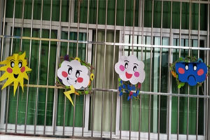 幼儿园海棉纸制作云朵教室窗户环创图片6张