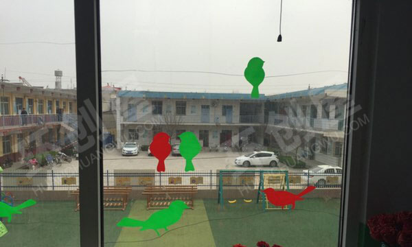 幼儿园玻璃窗装饰即时贴剪小鸟环创图片