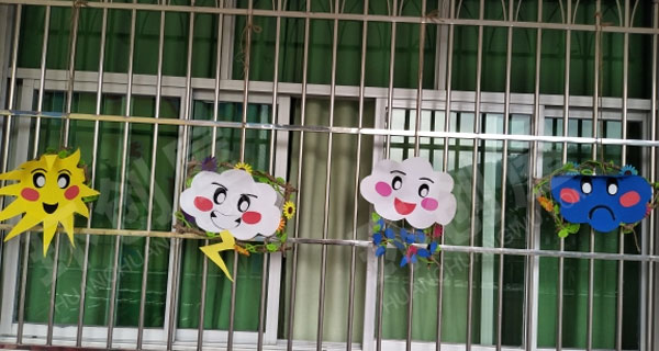 幼儿园海棉纸制作云朵教室窗户环创图片