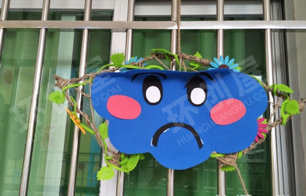 幼儿园海棉纸制作云朵教室窗户环创图片