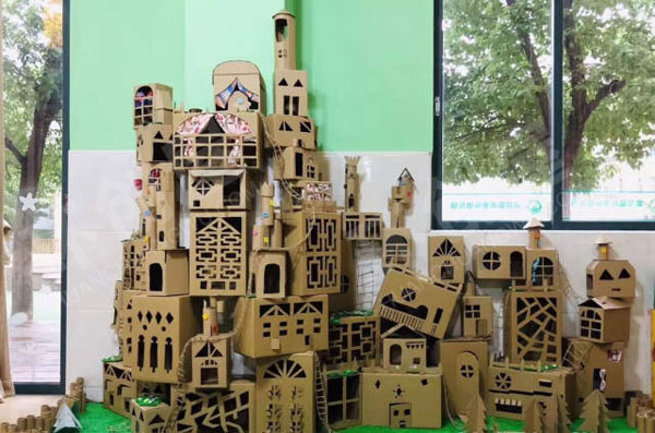 幼儿园走廊角落废物利用搭建城堡装饰环创图片