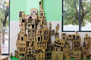 幼儿园走廊角落废物利用搭建城堡装饰环创图片