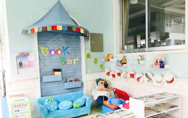 幼儿园走廊角落里的阅读区环创图片