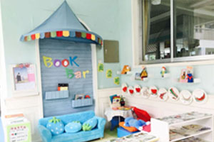 幼儿园走廊角落里的阅读区环创图片