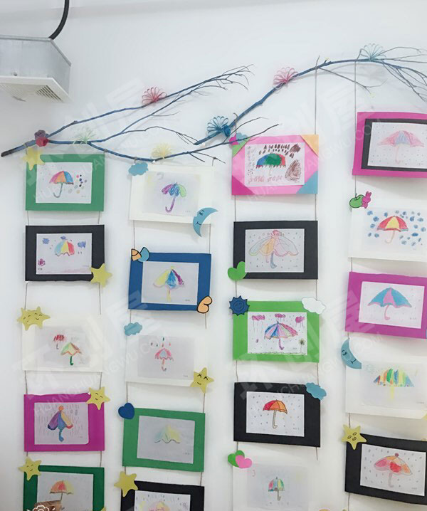 幼儿园森林系的树枝涂上丙烯美术作品展示画图片