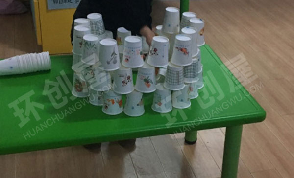 幼儿园建构区纸杯子的秘密搭建环创图片