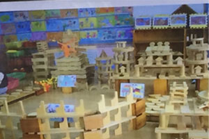 幼儿园建构区大型木头积木搭建环创图片
