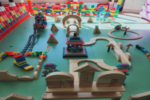 幼儿园建构区大型积木水杯雪花片搭建环创图片4张