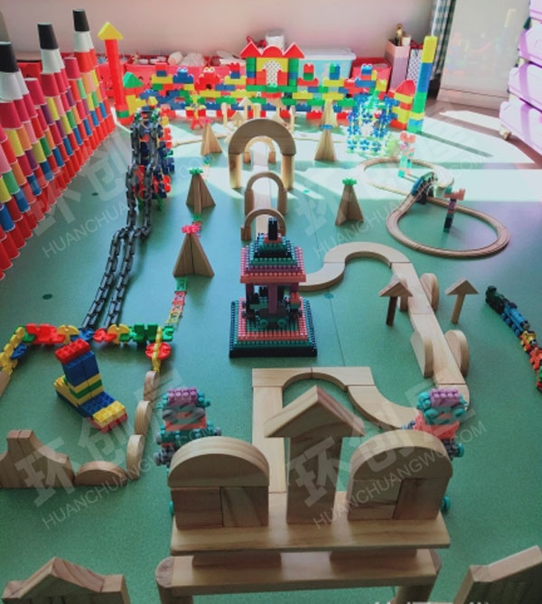 幼儿园建构区大型积木水杯雪花片搭建环创图片