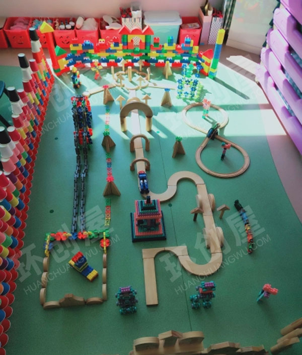 幼儿园建构区大型积木水杯雪花片搭建环创图片