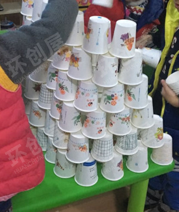 幼儿园建构区纸杯子的秘密搭建环创图片