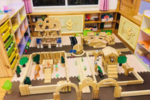 幼儿园建构区自由搭建动物园环创图片