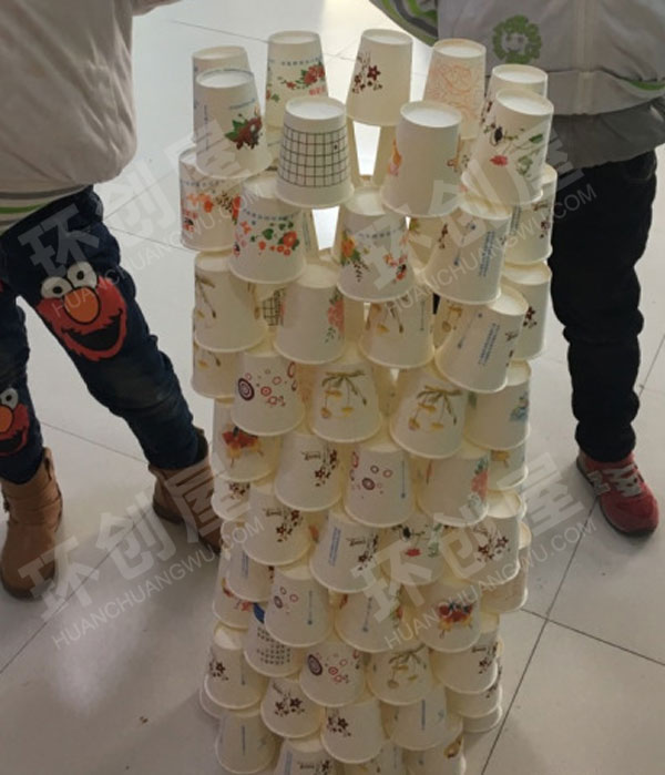 幼儿园建构区纸杯子的秘密搭建环创图片