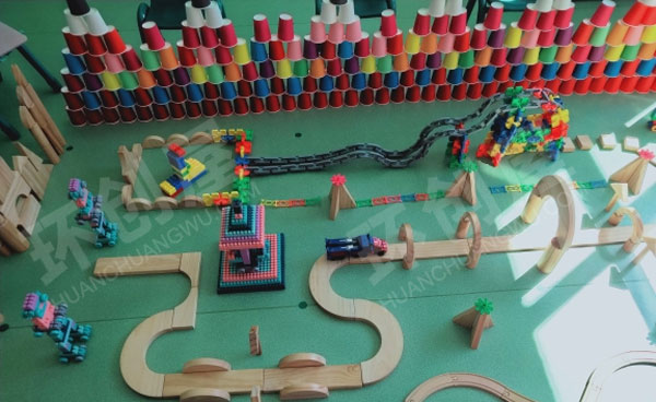幼儿园建构区大型积木水杯雪花片搭建环创图片