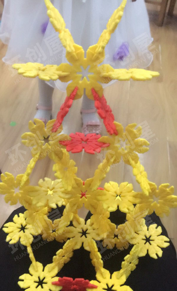 幼儿园建构区自由搭建雪花片建环创图片