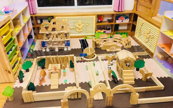 幼儿园建构区自由搭建动物园环创图片
