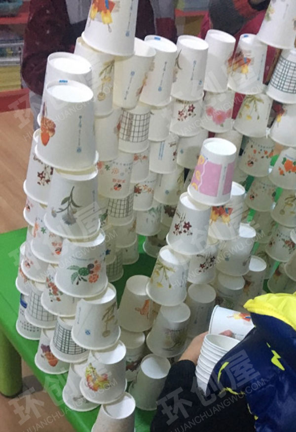 幼儿园建构区纸杯子的秘密搭建环创图片