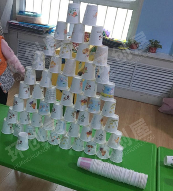 幼儿园建构区纸杯子的秘密搭建环创图片