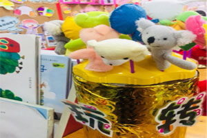 幼儿园阅读区指偶收纳玩转指偶环创图片2张
