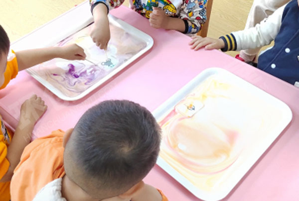 幼儿园科学区神奇的牛奶画环创图片