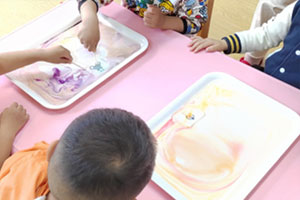 幼儿园科学区神奇的牛奶画环创图片