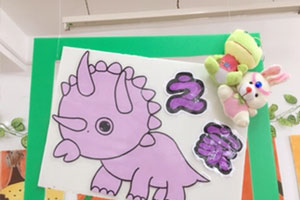 幼儿园恐龙主题区域牌吊饰环创图片7张