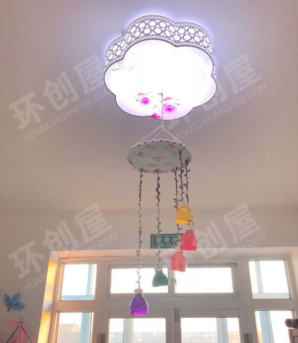 幼儿园废物利用瓶瓶罐罐风铃挂饰环创图片