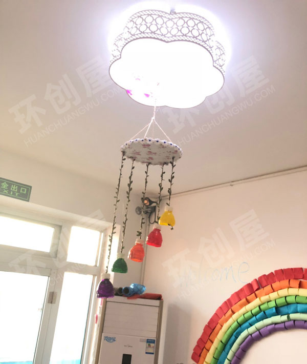 幼儿园废物利用瓶瓶罐罐风铃挂饰环创图片