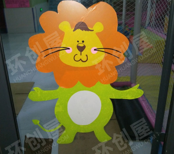 幼儿园正厅玻璃门卡通动物环创图片