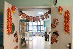 幼儿园新年大厅双开门喜庆装饰环创图片