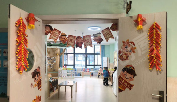 幼儿园新年大厅双开门喜庆装饰环创图片