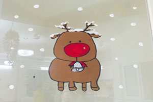 幼儿园玻璃窗圣诞节雪中的麋鹿环创图片2张